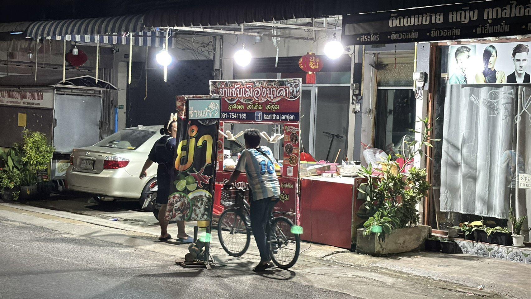 Two Young Children Seemingly Abandoned by Mother on Pattaya Street Late at Night